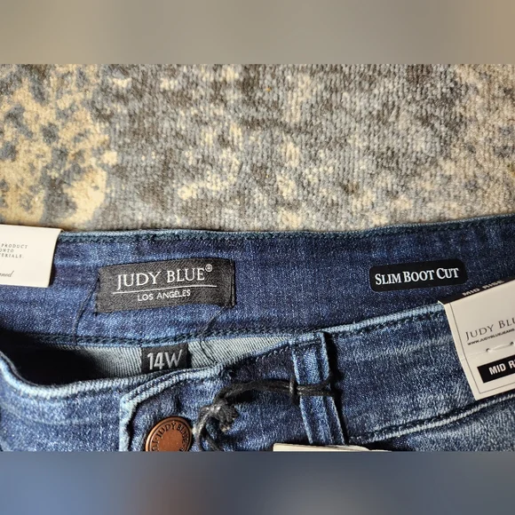NWT Judy Blue Midrise Distressed Jeans - Picture 10 of 10